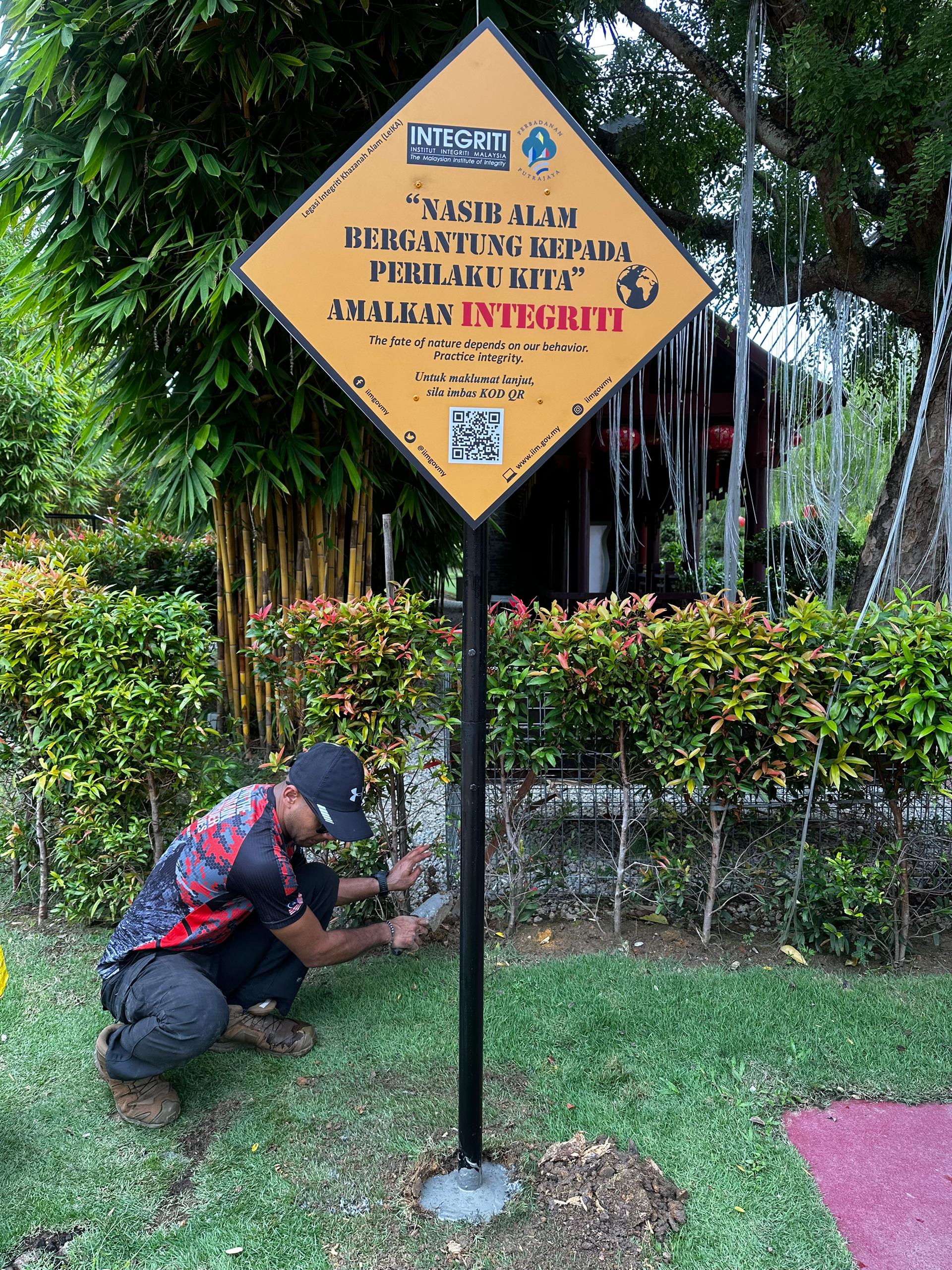 Gambar muka depan LeIKA - Putrajaya